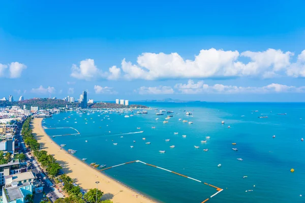 Bella Spiaggia Tropicale Mare Oceano Baia Intorno Nube Bianca Cielo — Foto Stock