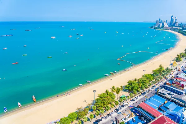 パタヤ市内の白い雲の青い空と建築物の周りの美しい熱帯ビーチの海の海の湾タイ — ストック写真