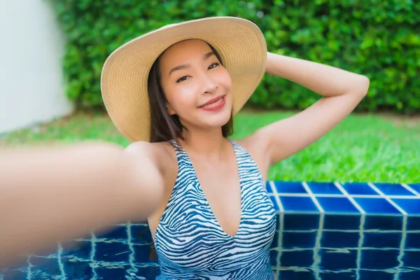 Retrato Hermosa Joven Mujer Asiática Feliz Sonrisa Relajarse Alrededor Piscina — Foto de Stock
