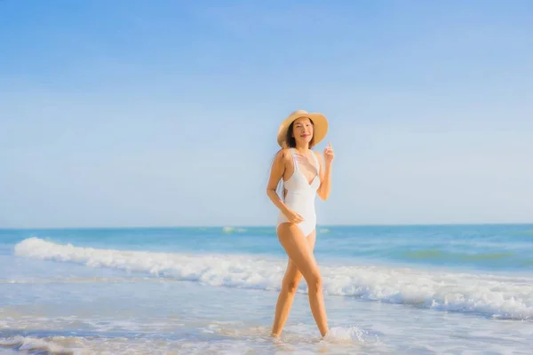 Retrato Bonito Jovem Asiático Mulher Feliz Sorriso Redor Mar Oceano — Fotografia de Stock