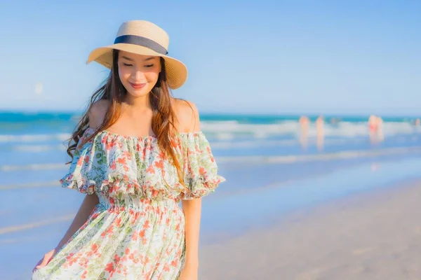 Portrait Beautiful Young Asian Woman Happy Smile Relax Tropical Beach — Stock Photo, Image