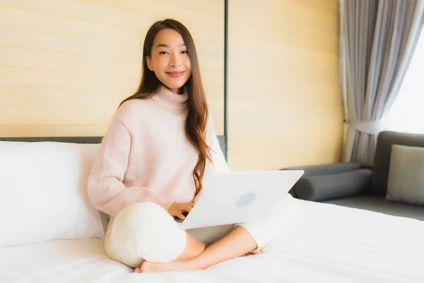 Retrato Hermosa Joven Mujer Asiática Utilizando Ordenador Portátil Con Teléfono —  Fotos de Stock