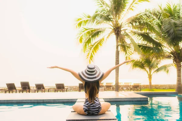 Retrato Bela Jovem Mulher Asiática Relaxar Redor Piscina Livre Hotel — Fotografia de Stock