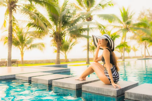 Retrato Bela Jovem Mulher Asiática Relaxar Redor Piscina Livre Hotel — Fotografia de Stock