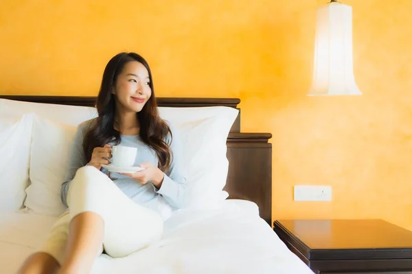 Porträt Schöne Junge Asiatin Mit Kaffeetasse Auf Bett Schlafzimmer — Stockfoto