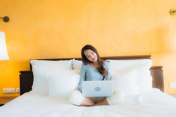 Porträt Schöne Junge Asiatische Frau Mit Computer Notebook Oder Laptop — Stockfoto