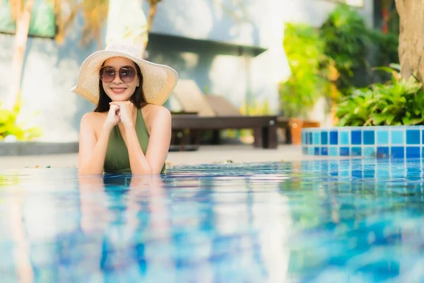 Porträtt Vacker Ung Asiatisk Kvinna Koppla Runt Poolen Hotellet Resort — Stockfoto