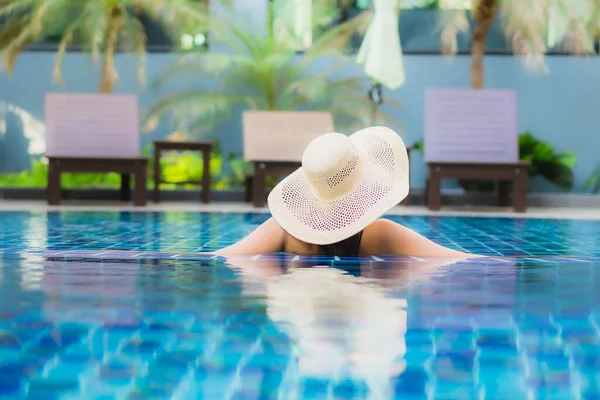 Retrato Hermosa Joven Mujer Asiática Relajarse Alrededor Piscina Complejo Hotelero — Foto de Stock