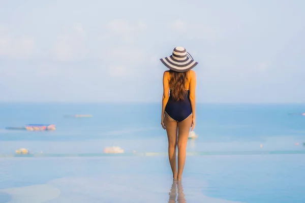 Retrato Hermosa Joven Mujer Asiática Relajarse Alrededor Piscina Complejo Hotelero —  Fotos de Stock