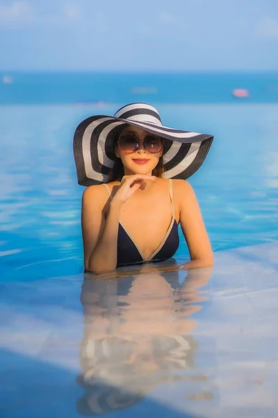 Retrato Hermosa Joven Mujer Asiática Relajarse Alrededor Piscina Complejo Hotelero — Foto de Stock