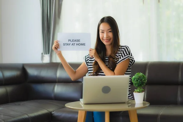 Retrato Hermosa Mujer Asiática Joven Utilizando Portátil Computadora Portátil Sofá —  Fotos de Stock