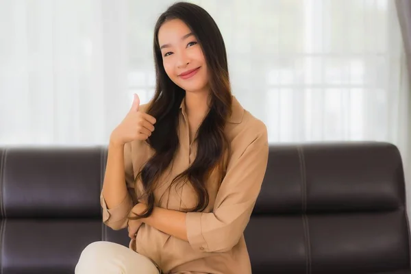 Portret Mooie Jonge Aziatische Vrouw Gelukkig Glimlach Ontspannen Bank Woonkamer — Stockfoto