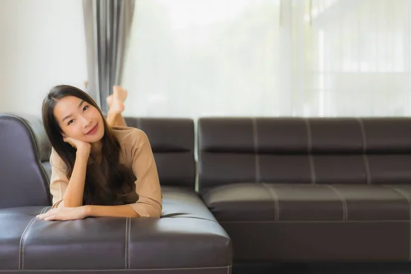 Retrato Hermosa Joven Asiática Mujer Feliz Sonrisa Relajarse Sofá Sala — Foto de Stock