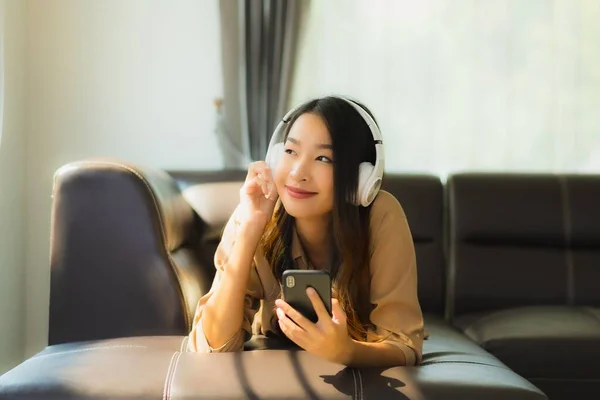 Porträt Schöne Junge Asiatische Frau Nutzt Smartphone Oder Handy Auf — Stockfoto