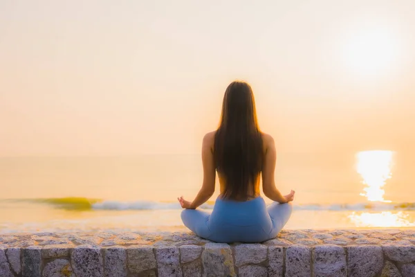 Ritratto Giovane Donna Asiatica Fare Meditazione Intorno Mare Spiaggia Oceano — Foto Stock