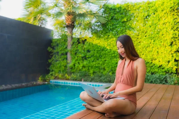 Retrato Joven Mujer Asiática Usando Computadora Portátil Alrededor Piscina Aire — Foto de Stock
