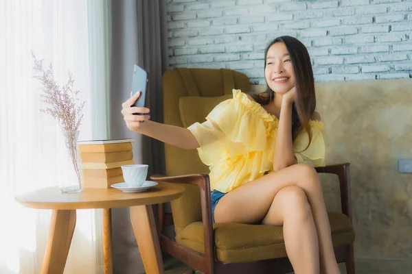 Πορτρέτο Νεαρή Ασιάτισσα Γυναίκα Χρησιμοποιώντας Κινητό Τηλέφωνο Φλιτζάνι Καφέ Και — Φωτογραφία Αρχείου