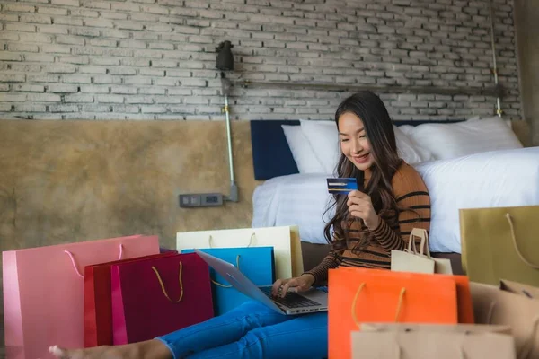Молодая Азиатка Смартфоном Ноутбуком Помощью Кредитной Карты Покупок Онлайн Спальне — стоковое фото