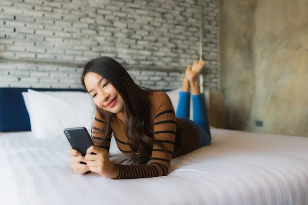 Jonge Aziatische Vrouw Met Behulp Van Mobiele Smartphone Bed Slaapkamer — Stockfoto
