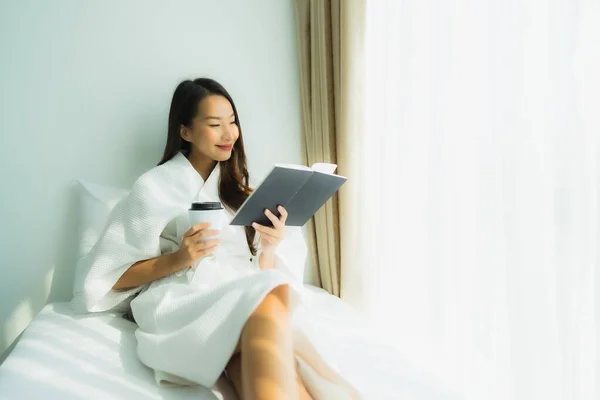 Junge Asiatische Frau Mit Kaffeetasse Und Buch Auf Dem Bett — Stockfoto