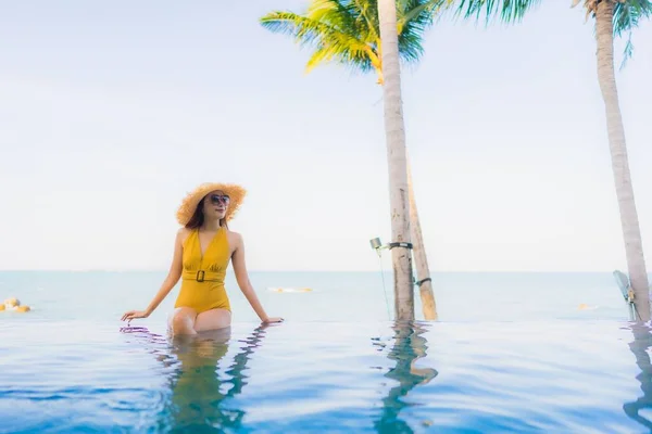 Portrait Belles Jeunes Femmes Asiatiques Heureux Sourire Détendre Autour Piscine — Photo