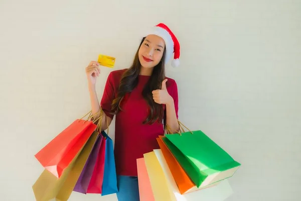 Güzel Asyalı Genç Kadınların Portresi Noel Baba Şapkası Alışveriş Çantası — Stok fotoğraf