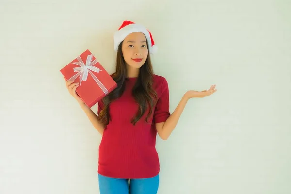 Portrait Belles Jeunes Femmes Asiatiques Portent Chapeau Père Noël Dans — Photo