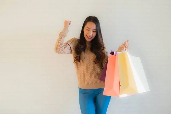 Porträtt Vackra Unga Asiatiska Kvinnor Glad Leende Med Shoppingväska Och — Stockfoto