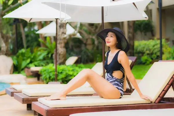 美丽动人的年轻亚洲女人快乐的笑着在酒店度假胜地的游泳池周围放松一下 — 图库照片