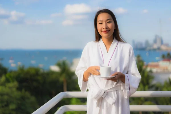 Retrato Hermosa Joven Asiático Las Mujeres Tienen Taza Café Mano —  Fotos de Stock