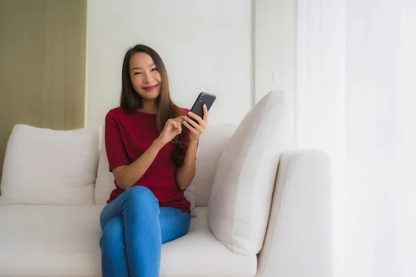Oturma Odasındaki Koltukta Cep Telefonu Akıllı Telefon Kullanan Güzel Asyalı — Stok fotoğraf