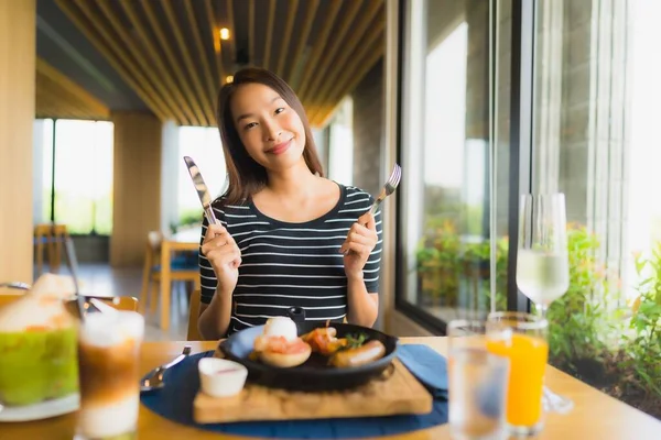 Retrato Hermosa Joven Asiático Mujeres Sonrisa Disfrutar Feliz Restaurante Cafetería —  Fotos de Stock