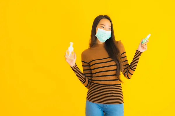 Retrato Hermosa Mujer Asiática Joven Con Máscara Alcohol Aerosol Botella — Foto de Stock