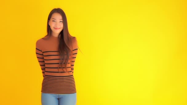 고립된 아름다운 아시아 여성의 — 비디오