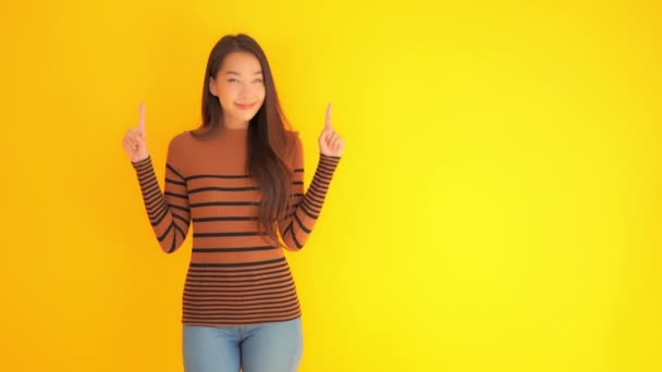 Metraje Hermosa Mujer Asiática Señalando Con Los Dedos Hacia Arriba — Vídeos de Stock