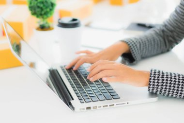 Güzel Asyalı iş kadını portresi evden bilgisayarlı cep telefonuyla karton kutuyla çevrimiçi alışveriş için hazır bekliyor.
