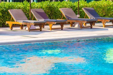 Otel tatil beldesinde yüzme havuzunun etrafında merdiven var.