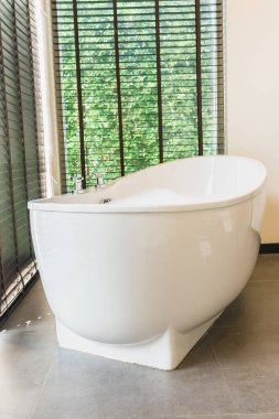 Banyonun içinde kaplıca için çok güzel beyaz küvet dekorasyonu var.