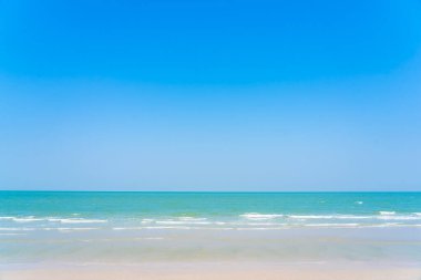 Plaj denizinin güzel tropikal doğası Mavi gökyüzü seyahat tatili için