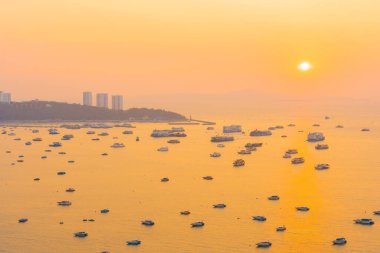 Pattaya şehri Tayland 'ın etrafında mimari yapıları ve gemileri olan güzel tropikal sahil okyanus körfezi.