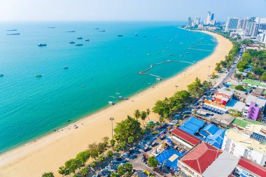 Beyaz bulut mavi gökyüzü ve Tayland 'ın Pattaya şehrindeki mimari yapı çevresindeki güzel tropikal sahil okyanus körfezi.