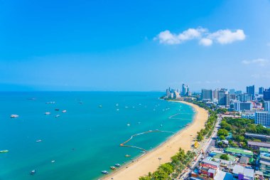 Beyaz bulut mavi gökyüzü ve Tayland 'ın Pattaya şehrindeki mimari yapı çevresindeki güzel tropikal sahil okyanus körfezi.