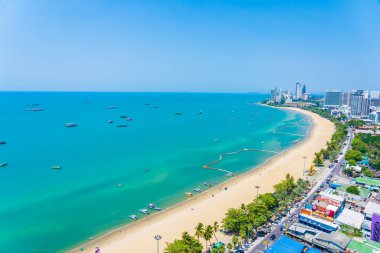 Beyaz bulut mavi gökyüzü ve Tayland 'ın Pattaya şehrindeki mimari yapı çevresindeki güzel tropikal sahil okyanus körfezi.