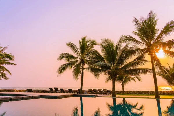 Bella Natura Con Palma Intorno Alla Piscina All Aperto Hotel — Foto Stock