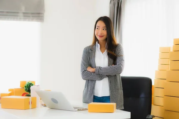 Retrato Hermosa Joven Mujer Negocios Asiática Trabajo Desde Casa Con —  Fotos de Stock