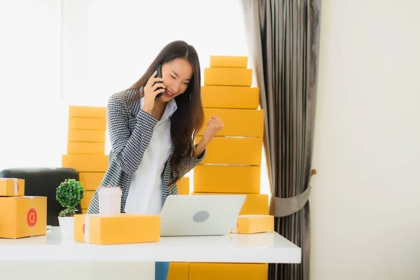 Portret Mooie Jonge Aziatische Zakenvrouw Werk Vanuit Huis Met Laptop — Stockfoto