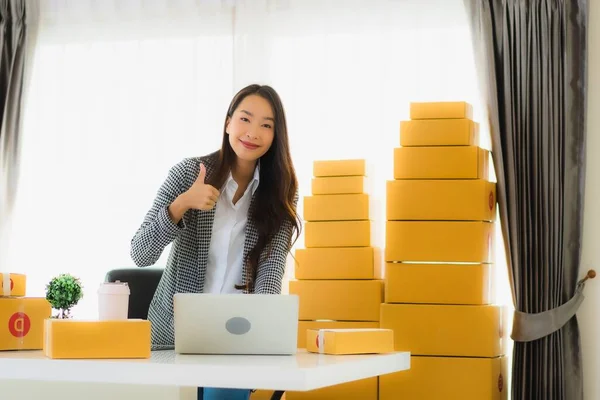 Portret Mooie Jonge Aziatische Zakenvrouw Werk Vanuit Huis Met Laptop — Stockfoto