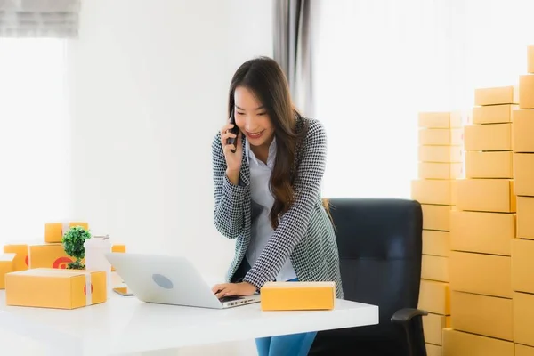 Portret Mooie Jonge Aziatische Zakenvrouw Werk Vanuit Huis Met Laptop — Stockfoto