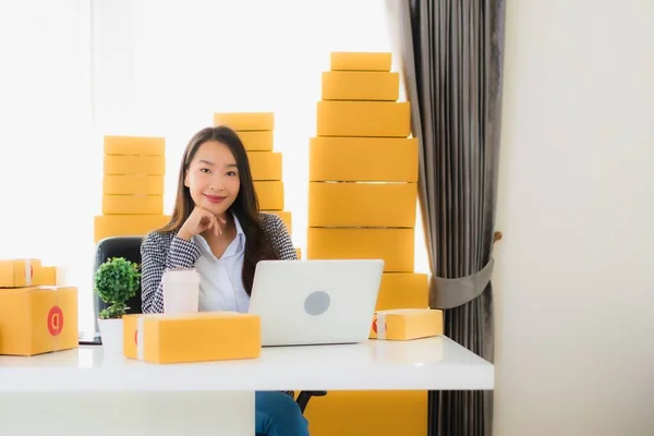 Portret Mooie Jonge Aziatische Zakenvrouw Werk Vanuit Huis Met Laptop — Stockfoto