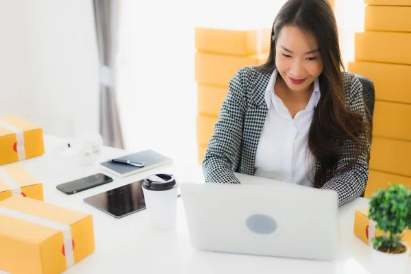 Retrato Hermosa Joven Mujer Negocios Asiática Trabajo Desde Casa Con —  Fotos de Stock